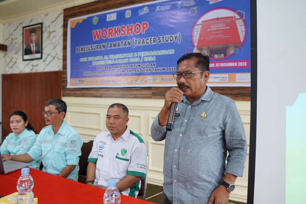 Kasi SMK Cabang Dinas Pendidikan Wilayah VI, Robinson Sitanggang menyampaikan materi pada Workshop Penelusuran Tamatan (Tracer study) tahun 2023, Kamis (7/12/2023). (Dok/Humas SMK swasta Al Washliyah 2 Perdagangan)