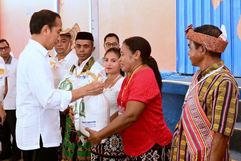Presiden Jokowi menyerahkan bantuan pangan CBP kepada sejumlah KPM di Gudang Bulog Baru Tenau, Kota Kupang, Rabu (6/12/2023). (Dok/BPMI Setpres)