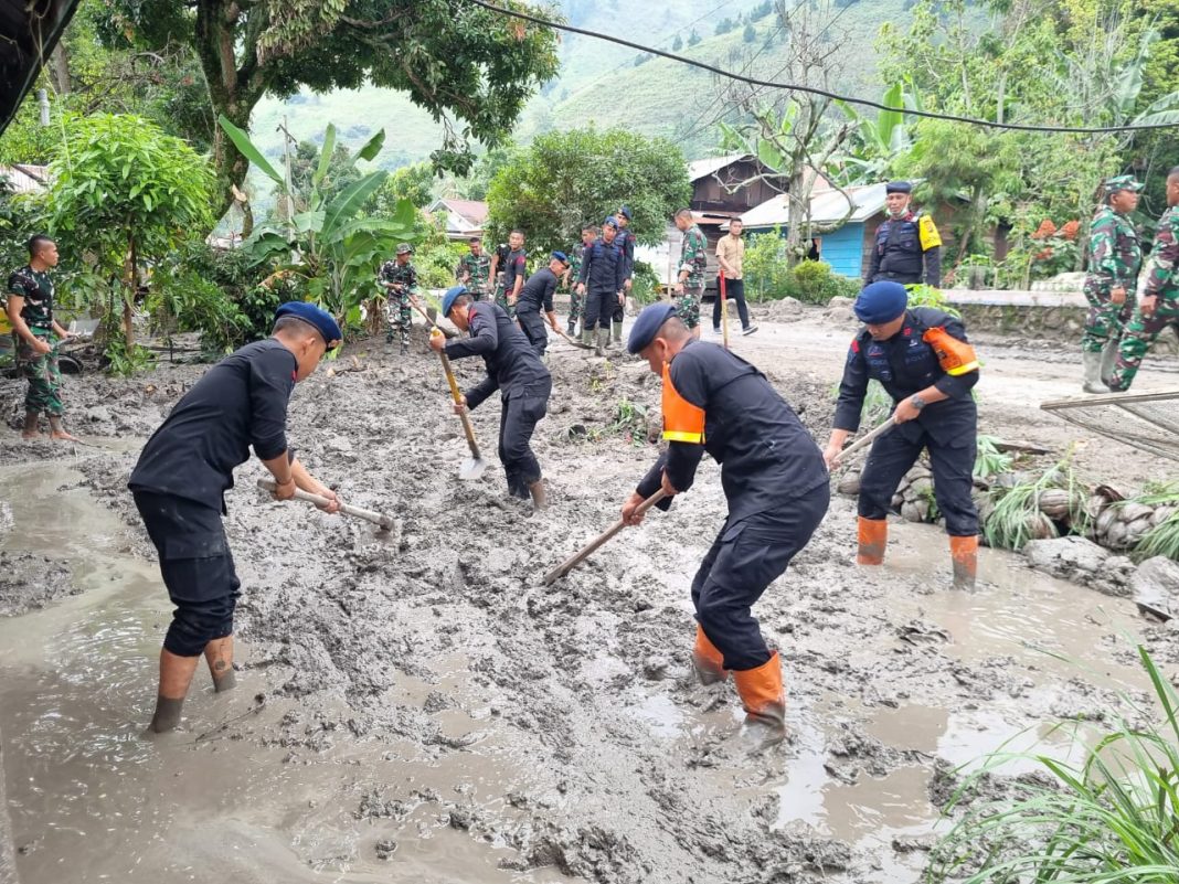 Personel dari Batalyon B dan Pasukan Brimob I Korbrimob Polri melakukan pembersihan rumah warga terdampak bencana longsor di Desa Simangulampe, Kecamatan Bakti Raja, Kabupaten Humbahas, dipimpin Wadansat Brimob Polda Sumut AKBP James Parlidungan Hutagaol, Jumat (8/12/2023). (Dok/Polda Sumut)