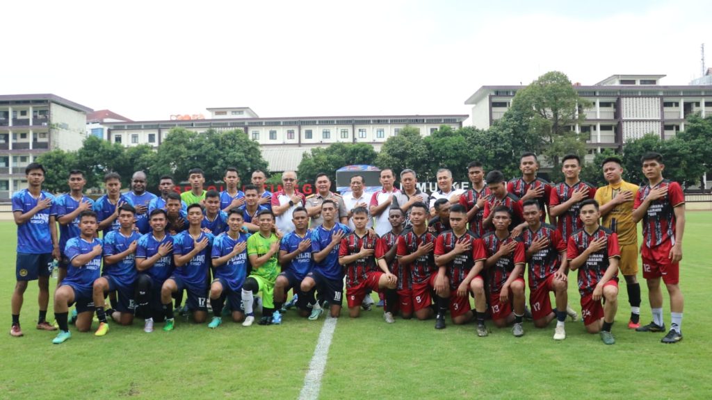 Baharkam Polri menggelar olahraga bersama dan pertandingan sepak bola di lapangan PTIK STIK Jakarta Selatan, Jumat (8/12/2023). (Dok/Humas Polri)