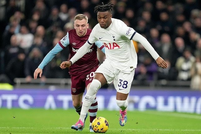 Destiny Udogie coba menjauh dari kejaran lawan di laga Tottenham vs West Ham, Premier League 2023/2024.