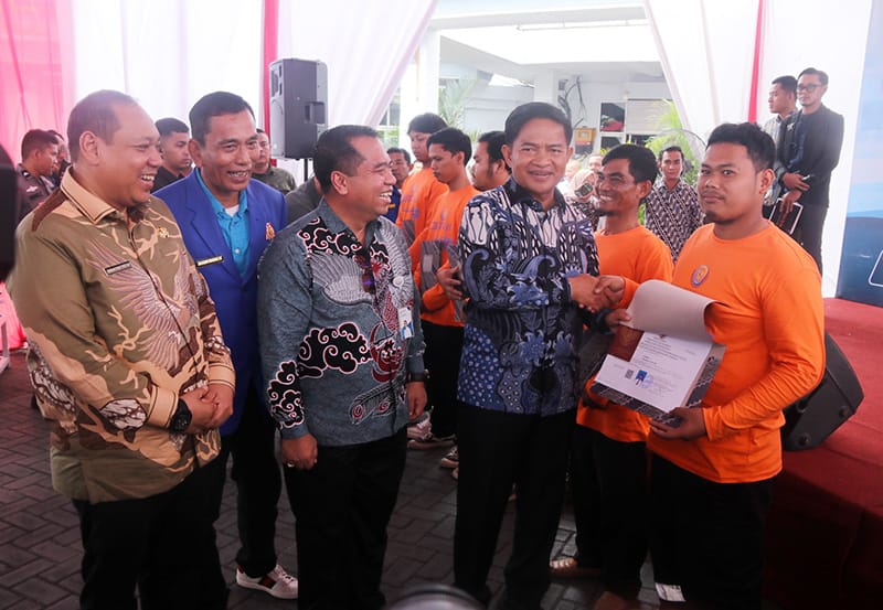 Penyerahan pada acara kunker Kementerian Kelautan dan Perikanan RI dalam rangka Pendampingan Perlindungan dan Pemberdayaan (Bulan Bakti Nelayan) Kota Medan di Halaman Kantor Pelabuhan Perikanan Samudera Belawan, Jalan Gabion Medan Belawan, Jumat (8/12/2023). (Dok/Kominfo Sumut)