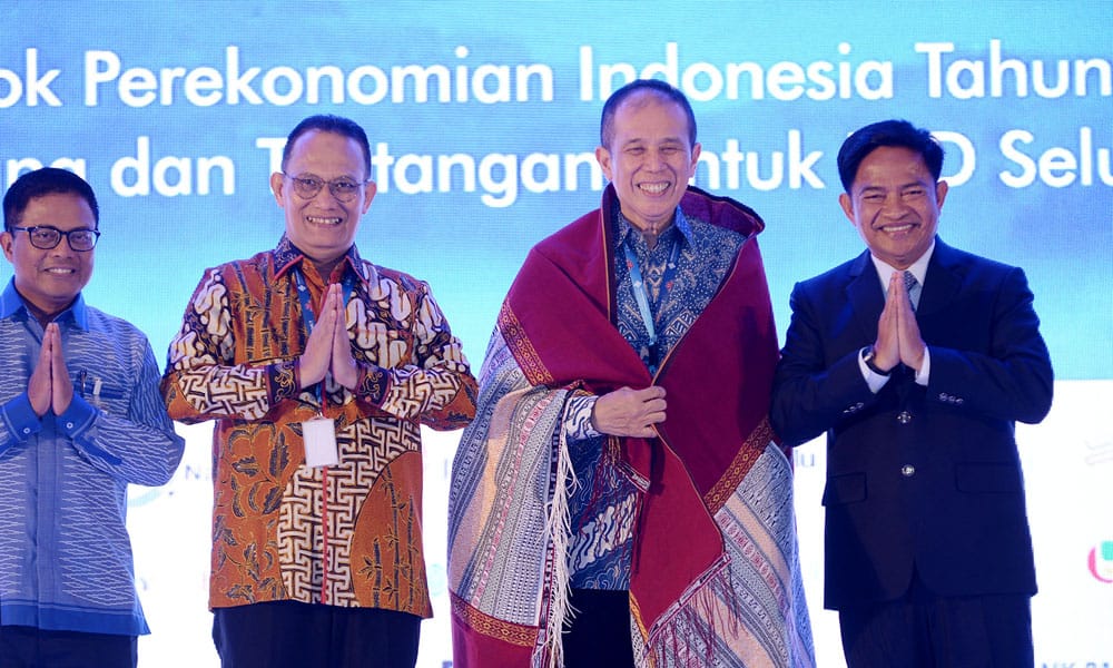 Pj Gubernur Sumut Dr Hassanudin saat membuka Seminar dan Musyawarah Nasional FKDK BPD SI di Santika Premiere Dyandra Hotel & Convention, Jalan Kapten Maulana Lubis Medan, Kamis (7/12/2023). (Dok/Kominfo Sumut)