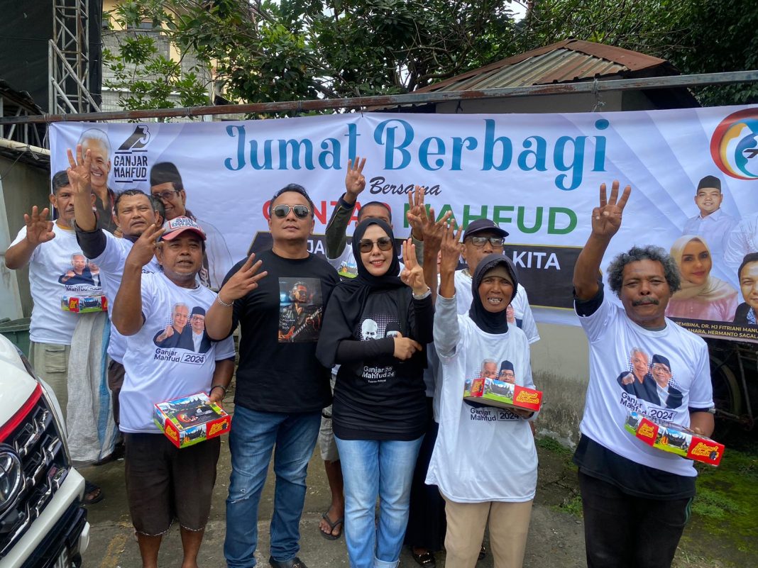 Ketua Relawan Arus Ganjar Ir Romi HS dan Pembina Relawan Arus Ganjar Dr Hj Fitriani Manurung MPd foto bersama dengan masyarakat di kawasan Kota Medan, Jumat (8/12/2023).