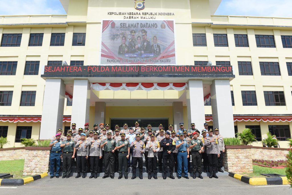 Kapolri Jenderal Polisi Drs Listyo Sigit Prabowo dan Panglima TNI Jenderal Agus Subiyanto menghadiri deklarasi Pemilu serentak 2024 Damai di Polda Maluku, Sabtu (9/12/23). (Dok/Humas Polri)