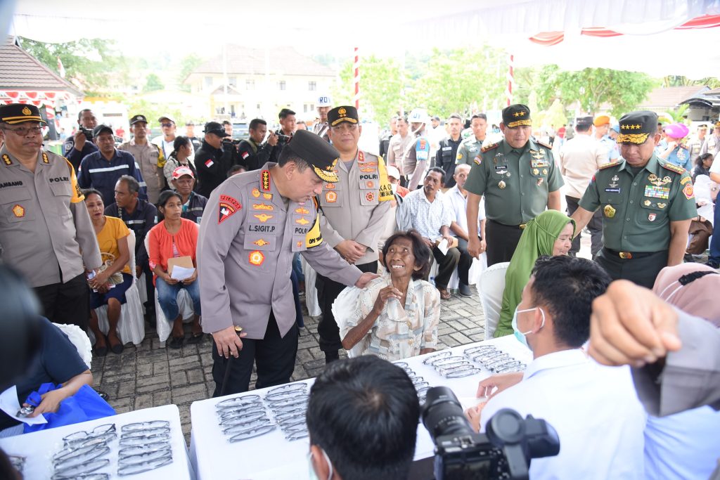 Kapolri Jenderal Polisi Listyo Sigit Prabowo menyapa salah seorang warga di acara pemberian bantuan kesehatan serta bantuan sosial kepada masyarakat di Maluku. (Dok/Humas Polri)