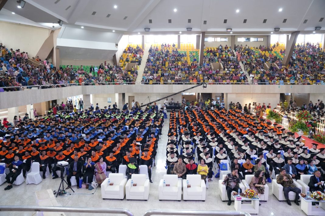 UDA dan APP Darma Agung menggelar prosesi wisuda bersama yang digelar di Pardede Hall, Jalan DR TD Pardede Kota Medan, Sabtu (9/12). (Dok/Humas UDA Medan)