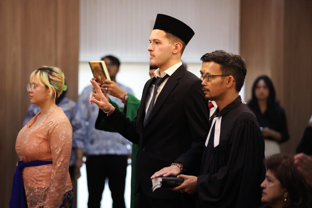 Justin Quincy Hubner melakukan pengambilan sumpah dan janji setia kewarganegaraan Republik Indonesia di Kanwil Kemenkumham DKI Jakarta, Rabu (6/12/2023). (Dok/PSSI)