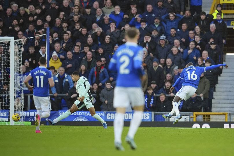 Momen saat Abdoulaye Doucoure mencetak gol di laga Everton vs Chelsea di laga pekan ke-16 Premier League 2023/2024 di Goodison Park, Minggu (10/12/2023) malam WIB.