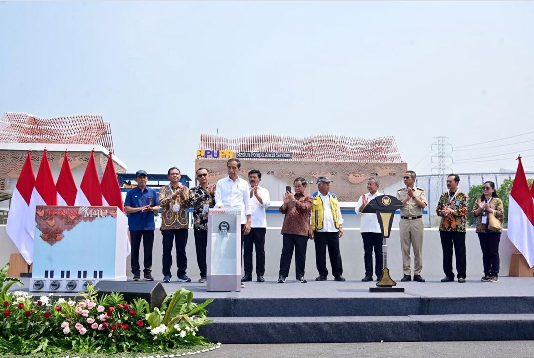 Presiden RI Ir H Joko Widodo meresmikan Stasiun Pompa Ancol Sentiong, Jakarta Utara, Senin (11/12/2023).