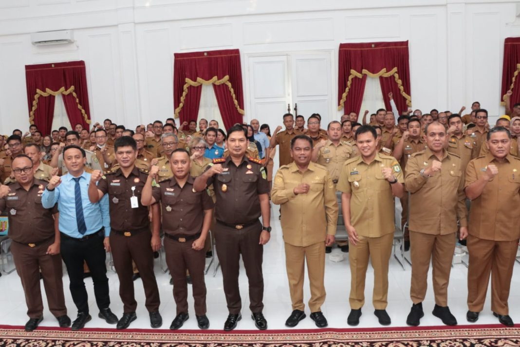 Bupati Sergai Darma Wijaya, Wakil Bupati Sergai Adlin Tambunan, dan Kajari Sergai Mayhardy Indra Putra beserta jajaran Sekda Sergai HM Faisal Hasrimyn dan Asisten Administrasi Umum Kaharuddin diabdikan bersama para peserta penyuluhan pencegahan tindak pidana korupsi yang digelar Pemkab Sergai dalam rangka memeringati Hakordia, Selasa (12/12/2023). (Dok/Kominfo Sergai)