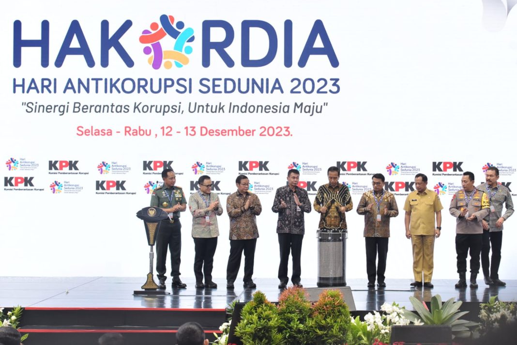 Presiden Jokowi didampingi sejumlah pejabat menghadiri Puncak Peringatan Hakordia, di Istora Senayan, Jakarta, Selasa (12/12/2023). (Dok/Humas Setkab)