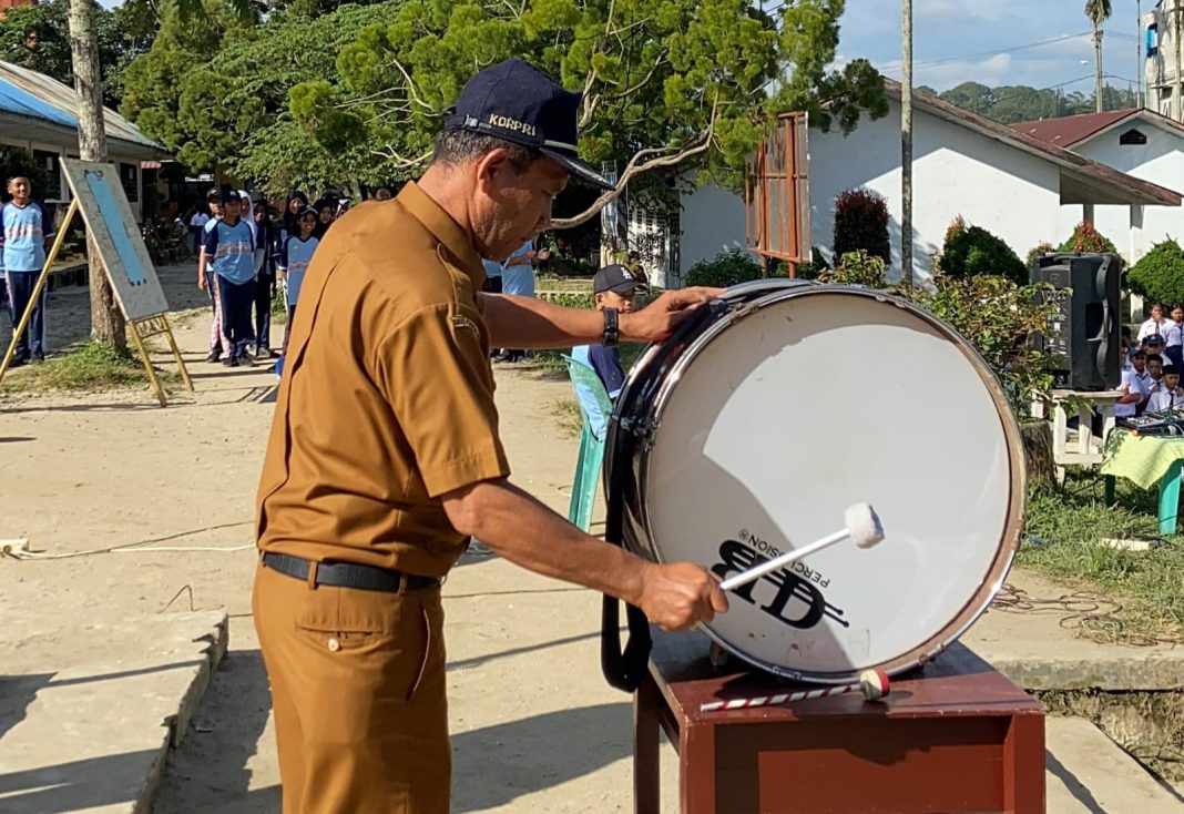 Kepala SMPN 1 Sidamanik H Alimuda Partaonan Lumbantobing SPd memukul drum pertanda dibukanya turnamen sepak bola antar kelas di Lapangan SMPN 1 Sidamanik, Kabupaten Simalungun, Selasa (12/12/2023). (Dok/TU SMPN 1)