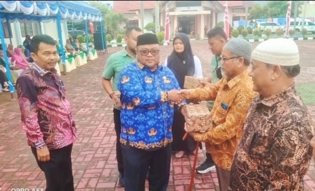 Plt Sekda Aceh Tenggara Yusrizal ST mewakili Pj Bupati saat memberikan penghargaan kepada para Purna Bhakti Pegawai Kesehatan yang sudah mengabdi selama 58 tahun, pada acara peringatan HKN ke 59, Selasa (12/12/2023).