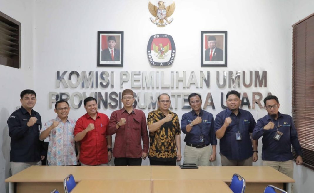 Foto bersama Ketua KPU Sumut bersama General Manager PLN UID Sumut.