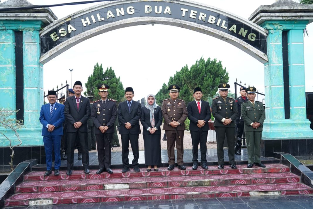 Jajaran Forkopimda foto bersama usai upacara memperingati 13 Desember 1945 di Taman Makam Bahagia di Jalan Taman Bahagia Kelurahan Tanjung Marulak, Rabu (13/12/2023). (Dok/Kominfo Tebingtinggi)