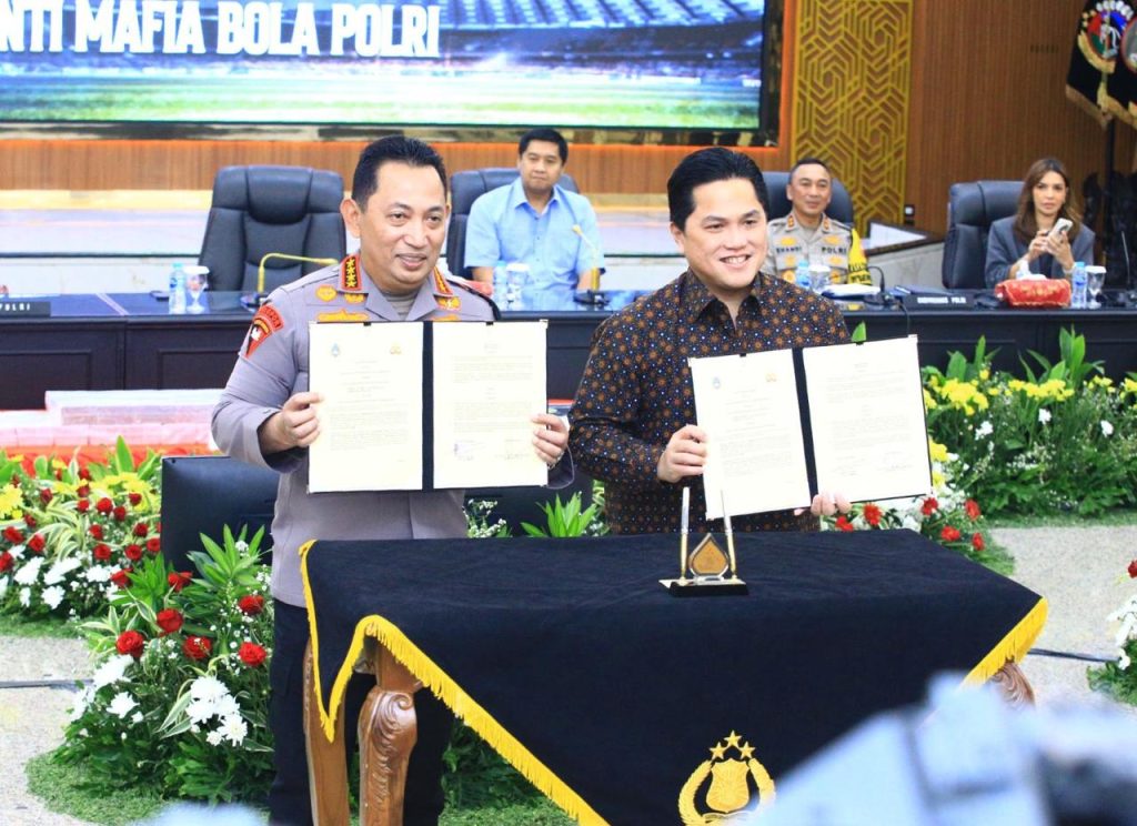 Kapolri Jenderal Polisi Drs Listyo Sigit Prabowo dan Ketua PSSI melakukan penandatanganan MoU memperkuat kolaborasi menciptakan iklim sepak bola yang lebih baik di Rupatama Mabes Polri, Rabu (13/12/2023). (Dok/Humas Polri)