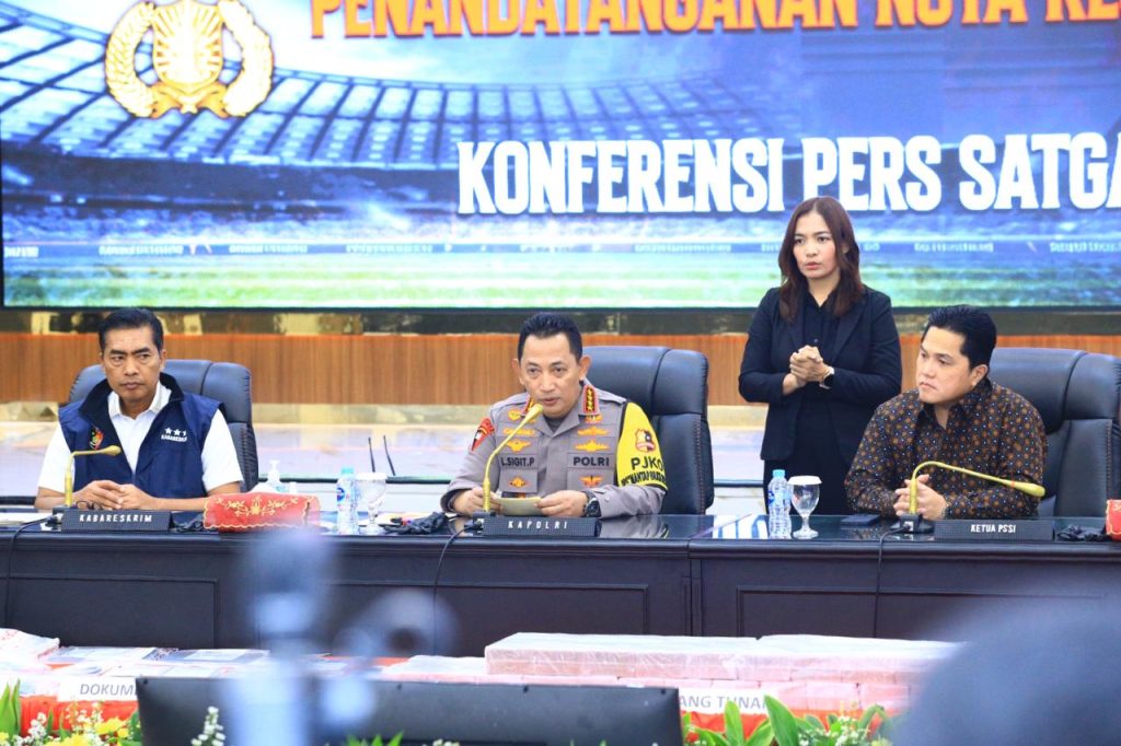 Kapolri Jenderal Polisi Listyo Sigit Prabowo didampingi lainnya saat memberikan keterangan di Rupatama Mabes Polri, Rabu (13/12/2023). (Dok/Humas Polri)