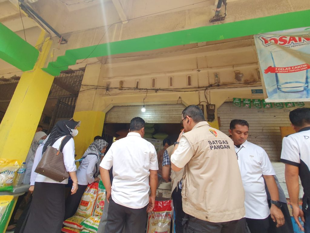 Satgas Pangan Mabes Polri melakukan sidak di dua pasar tradisional di Kota Kendari, Sultra, Rabu (13/12/2023). (Dok/Humas Polri)