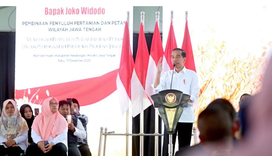 Presiden Jokowi dalam sambutannya pada acara Pembinaan Petani, Penyuluh Pertanian, dan Babinsa se-Provinsi Jawa Tengah, di Alun-alun Kabupaten Pekalongan, Jawa Tengah, Rabu (13/12/2023).