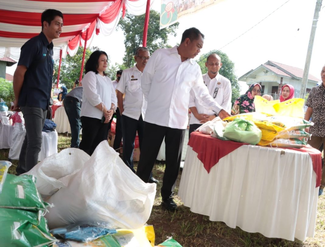 Bupati Sergai H Darma Wijaya meninjau Gerakan Pangan Murah yang digelar Pemkab Sergai di Desa Firdaus, Kecamatan Sei Rampah, Rabu (13/12/2023). (Dok/Kominfo Sergai)