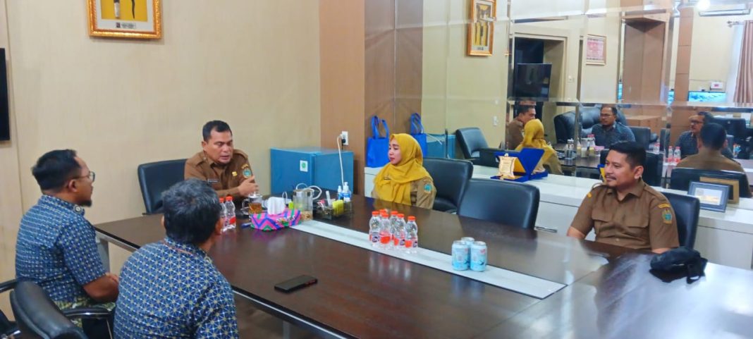 Kepala Dinas Kesehatan Provinsi Sumut dr Alwi Mujahit Hasibuan MKes foto bersama dengan Deputi Direksi BPJS Kesehatan Wilayah I Sumut-Aceh yang baru M Iqbal Anas Ma'ruf usai menerima kunjungan di ruang kerjanya, Selasa (12/12/2023). (Dok/A Hasibuan)