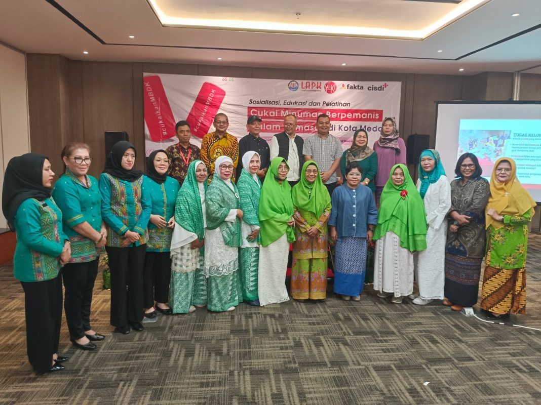 LAPK Sumut bersama YLKI menggelar diskusi bertajuk Sosialisasi, Edukasi dan Pelatihan Cukai Minuman Berpemanis Dalam Kemasan di Kota Medan yang digelar di Hotel Grand Mercure Medan, dan foto bersama, Rabu (13/12/2023) siang.