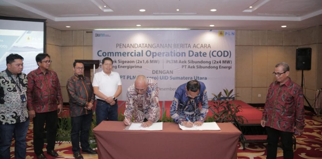 General Manager PLN UID Sumut Awaluddin Hafid (kanan) dan Direktur Utama PT Aek Sibundong Energi, Panal Banjarnahor (kiri) melakukan penandatanganan berita Acara Commercial Operation Date (COD) PLTM Aek Sigeaon (2x1,6 MW).