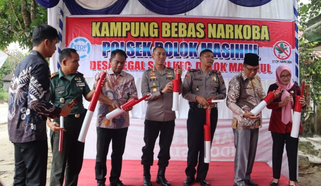 Kapolres Sergai AKBP Oxy Yudha Pratesta bersama Bupati H Darma Wijaya, dan Kapolsek Dolokmasihul AKP Zulham beserta unsur Forkopimcam Dolokmasihul bersama-sama memukul kentongan bambu saat meresmikan Kampung Bersinar di Desa Tegalsari, Kecamatan Dolokmasihul, Kamis (14/12/2023). (Dok/Humas Polres)