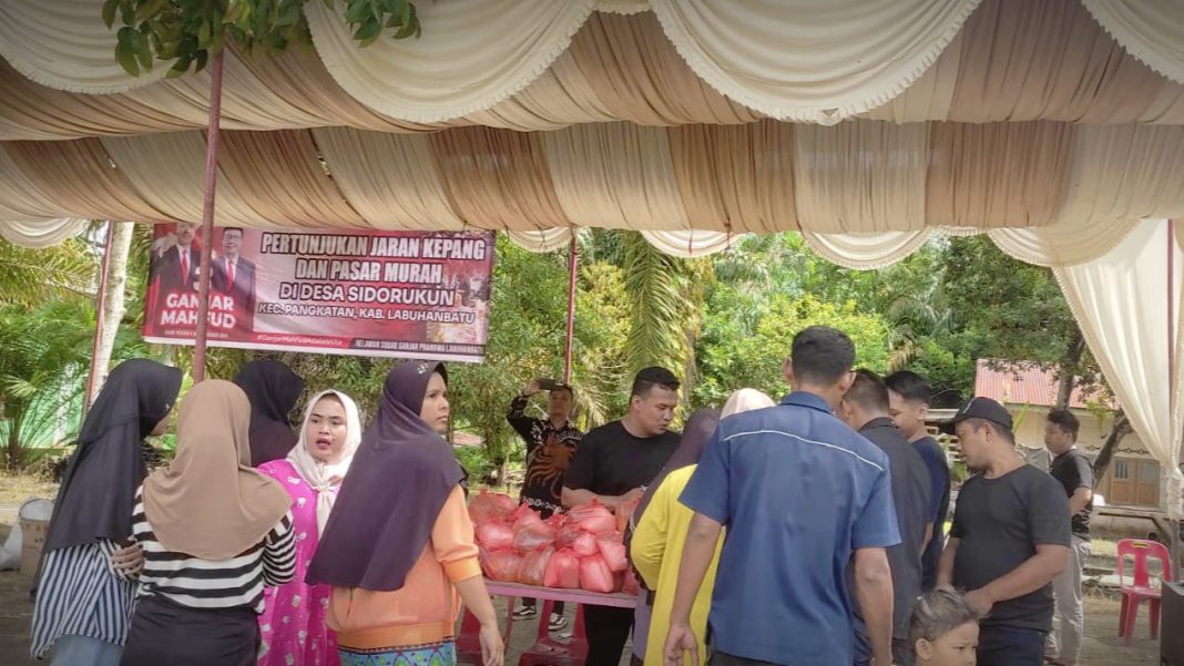 Tim Relawan Squad Ganjar menggelar Pasar Murah dan pertunjukan Jaran Kepang di Kabupaten Labuhanbatu, Kamis (14/12/2023). (Dok/Arus Ganjar)