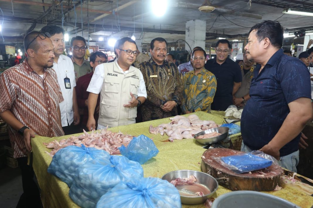 Polda Sumut bersama Tim Satgas Pangan Mabes Polri dan stakeholder melakukan inspeksi mendadak ke sejumlah pasar di Medan untuk mengecek harga Bapokting, Kamis (14/12/2023). (Dok/Humas Polda Sumut)