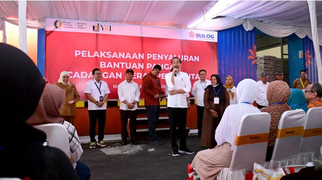 Presiden Republik Indonesia Ir H Joko Widodo mengunjungi Gudang Bulog Gadang, Kota Malang, Jawa Timur, Kamis (14/12/2023).