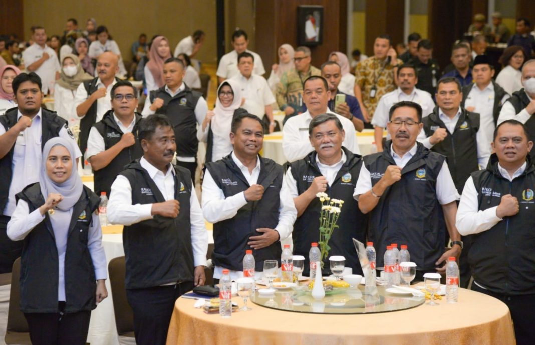 Bupati Sergai H Darma Wijaya bersama sejumlah kepala daerah saat menghadiri penyerahan DIPA dan TKD TA 2024, Rabu (13/12/2023). (Dok/Kominfo Sergai)