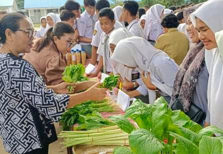 Siswa SMAN 2 Bandar Kabupaten Simalungun memasarkan produk dan panen karya P5, Kamis (14/12/2023). (Dok/Humas SMAN 2 Bandar)