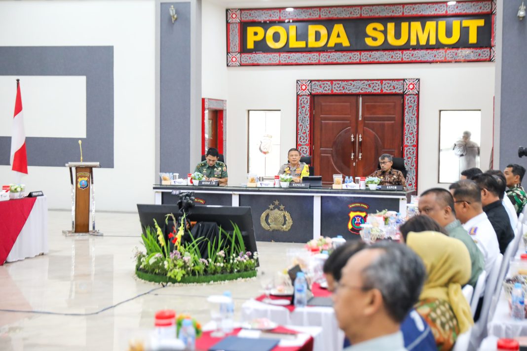 Polda Sumut menggelar rapat lintas sektoral pengamanan Perayaan Nataru 2024 bersama stakeholder terkait di Aula Tribrata Mapolda Sumut, Kamis (14/12/2023). (Dok/Humas Polda Sumut)