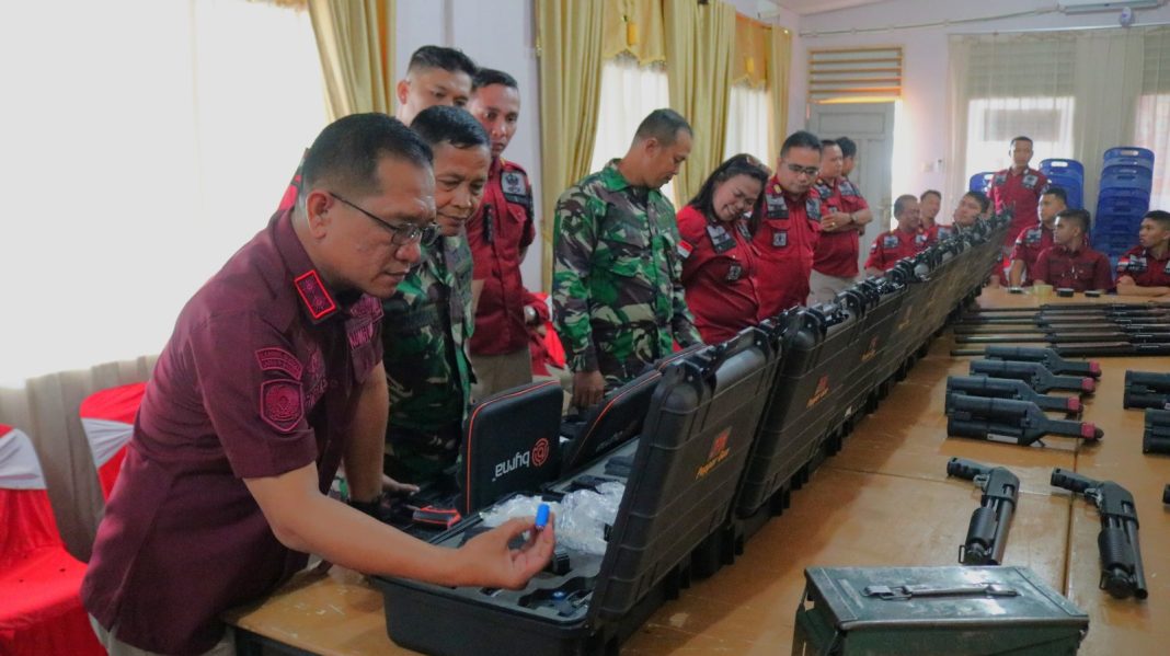 Kalapas Pematangsiantar M Pithra Jaya Saragih, saat mengecek perawatan sarana dan prasarana sejenis senjata di Lapas Kelas IIA Pematangsiantar, Kamis (14/12/2023). (Dok/Lapas Pematangsiantar)