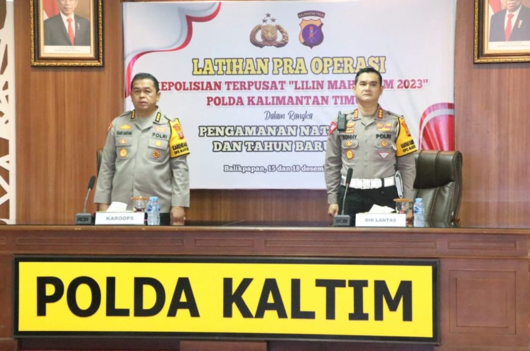 Kepala Biro Ops Polda Kaltim Kombes Pol Frans Barung Mangera SIK MHan didampingi Dirlantas Polda Kaltim Kombes Pol Sonny Irawan SIK MH memimpin Latpraops Kepolisian Terpusat Lilin Mahakam 2023 Pengamanan Perayaan Natal 2023 dan Tahun Baru 2024 yang dilaksanakan selama dua hari.