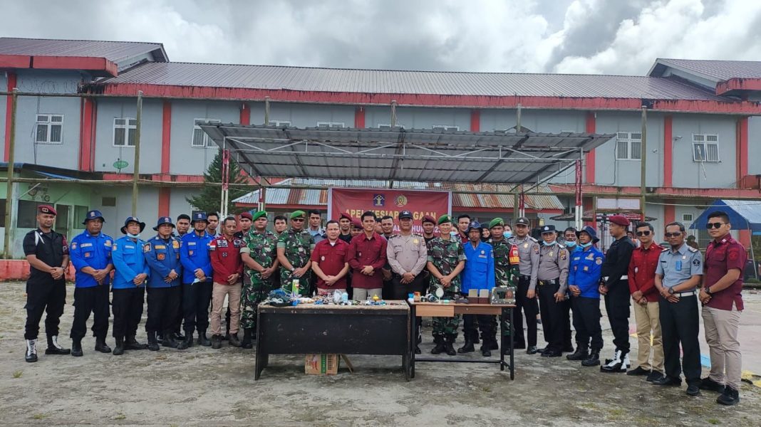 Kepala Rutan Humbahas Sahat P Sihombing foto bersama dengan seluruh petugas Rutan Humbahas, personel TNI/Polri dan Damkar Humbahas di Lapangan Rutan Humbahas, Desa Hutagurgur, Kecamatan Dolok Sanggul, Jumat (15/12/2023).