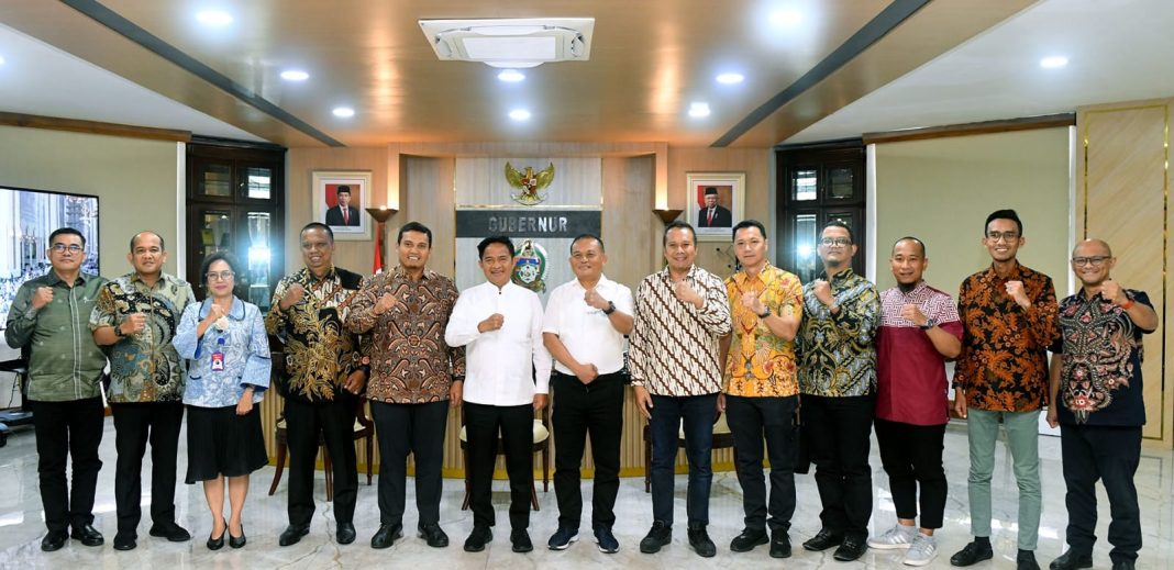 Pj Gubernur Sumut Dr Hassanudin menerima audiensi dan foto bersama Executive General Manager PT Pertamina Patra Niaga Regional Sumbagut Freddy Anwar bersama Himpunan Wiraswasta Nasional Minyak dan Gas Bumi. Tampak Ketua DPD I Hiswana Migas Sumbagut Razali Husein dan Ketua DPC Hiswana Migas Sumut Harris Razali dan Ketua DPC Hiswana Migas Tapanuli -Nias Joni Chuadri dan rombongan Kepala Dinas Perindustrian, Perdagangan, Energi dan Sumber Daya Mineral Sumut Mulyadi Simatupang, Kepala Dinas Koperasi dan UKM Sumut Naslindo Sirait, dan Kepala Biro Perekonomian Setdaprovsu Poppy Marulita Hutagalung di Ruang Kerja Gubernur Kantor Gubernur Sumut, di  Medan, Jumat (15/12/2023). (Dok/Pertamina)