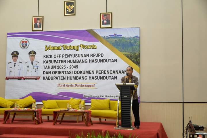 Sekda Humbahas Chiristison Rudianto Marbun mewakili bupati membuka secara resmi Kick off Penyusunan RPJPD Kabupaten Humbahas Tahun 2025-2045 di Aula Coffee Ayola Dolok Sanggul, Jumat (15/122023). (Dok/Kominfo Humbahas)