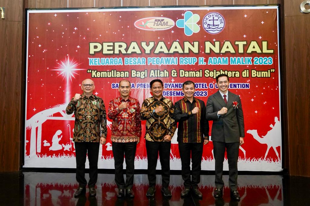 Ketua Panitia Natal RSUP H Adam Malik dr David Luther Lubis SpOG (K) foto bersama dengan Direktur Utama RSUP H Adam Malik dr Zainal Safri MKed (PD) SpPD-KKV SpJP (K), Direktur Medik dan Keperawatan RSUP H Adam Malik dr Otman Siregar SpOT Spine MH, Pj Gubernur Sumut Dr Hassanudin, Pangdam I/BB Mayjen TNI M Hasan di Hotel Santika Medan, Jumat (15/12/2023) sore.