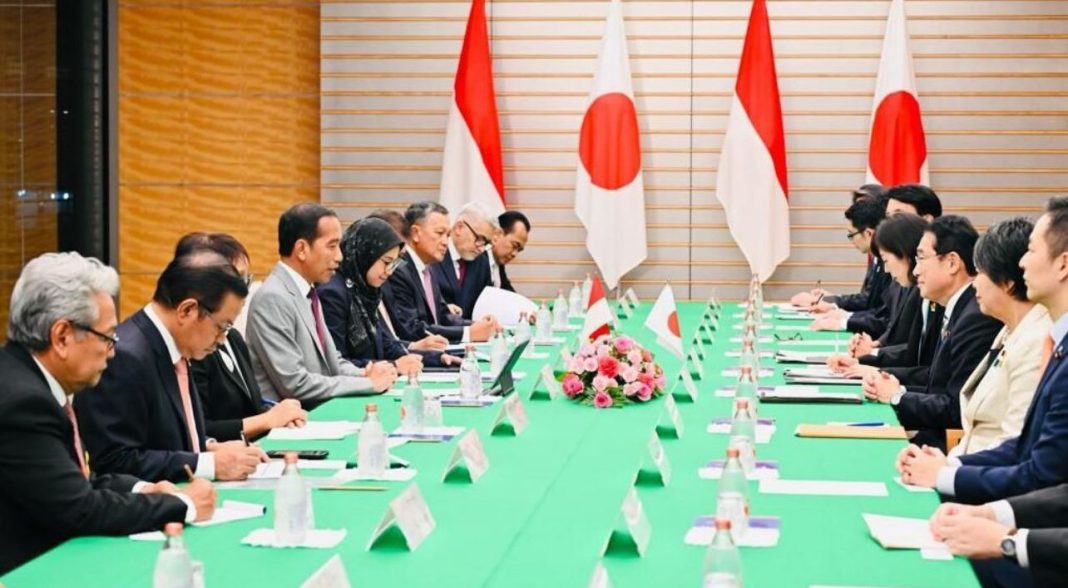 Presiden Jokowi melakukan pertemuan bilateral dengan PM Jepang Fumio Kishida, di Kantor PM Jepang, Tokyo, Sabtu (16/12/2023).