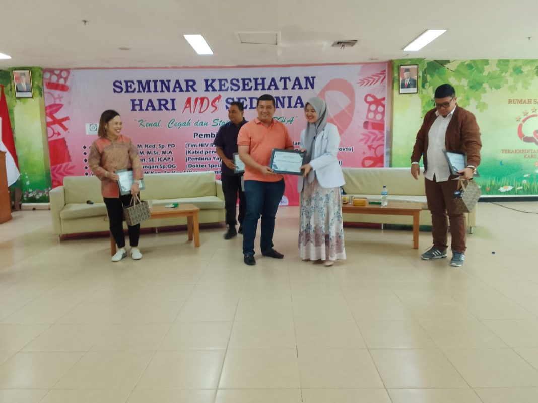 Pengurus Forwakes Sumut menyerahkan sertifikat kepada pemateri seminar di lantai 4 RSP CPL USU Medan, Sabtu (16/12/2023).