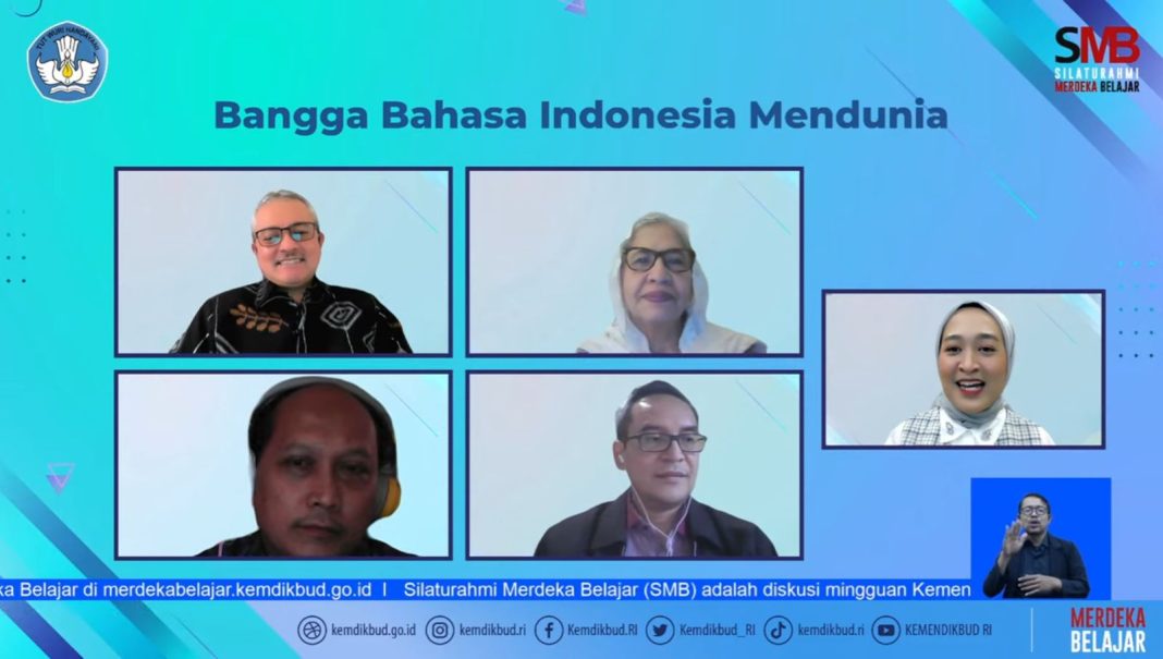 Webinar SMB bertajuk “Bangga Bahasa Indonesia Mendunia” yang disiarkan melalui kanal Youtube Kemendikbud RI, Kamis, (14/12/2023). (Dok/Kemendikbudristek RI)