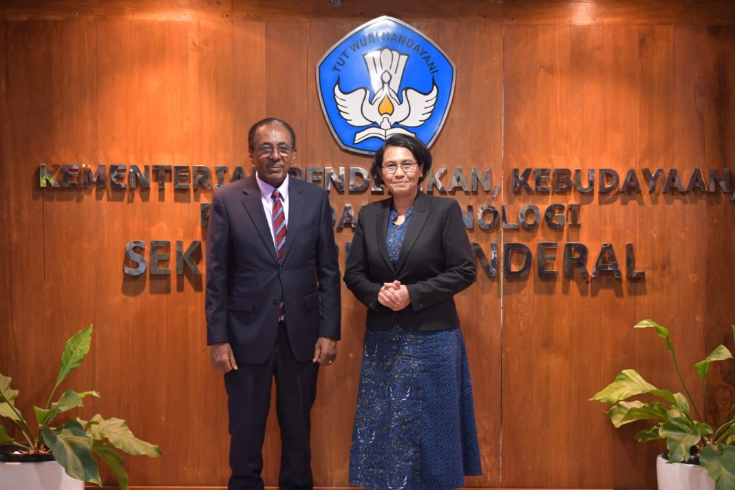 Sekretaris Kemendikbudristek RI Suharti menerima audiensi dari HE Prof Fekadu Beyene Aleka, Ambassador of the Federal Democratic Republic of Ethiopia to Indonesia. (Dok/Kemendikbudristek RI)