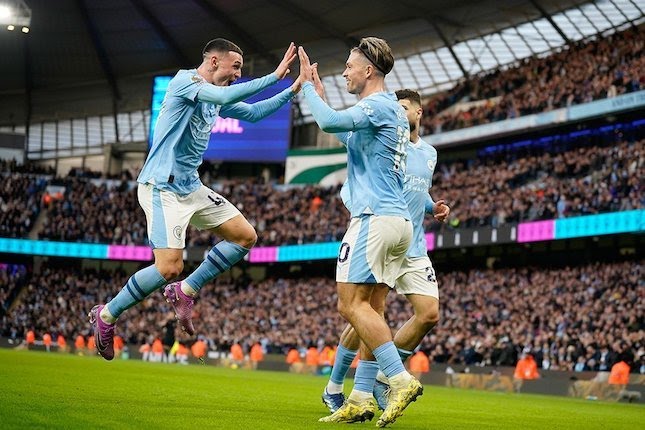 Skuad Manchester City merayakan gol Jack Grealish ke gawang Crystal Palace, Premier League 2023/2024, Sabtu (16/12/2023).