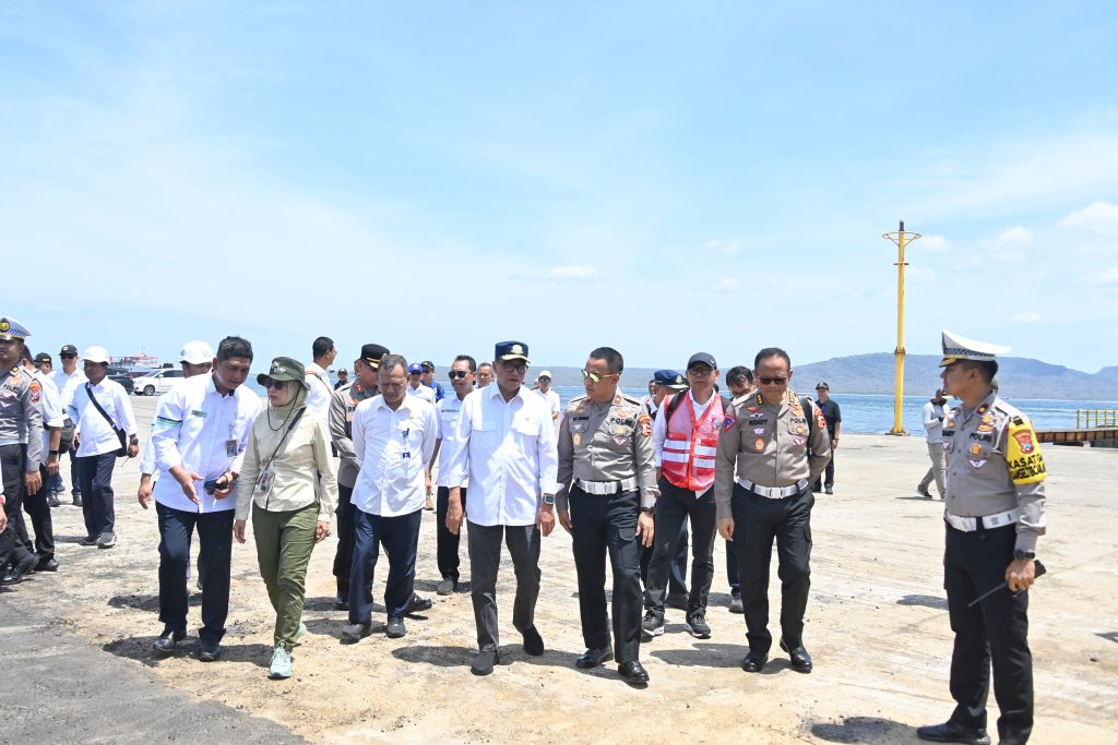 Kakorlantas Polri Brigjen Pol Aan Suhanan bersama Menhub RI Budi Karya Sumadi dan Direktur Utama PT ASDP Indonesia Ferry (Persero) Ira Puspadewi melakukan peninjauan ke Pelabuhan Ketapang, Banyuwangi, dan Pelabuhan Gilimanuk, Bali, Sabtu (16/12/2023). (Dok/Humas Polri)