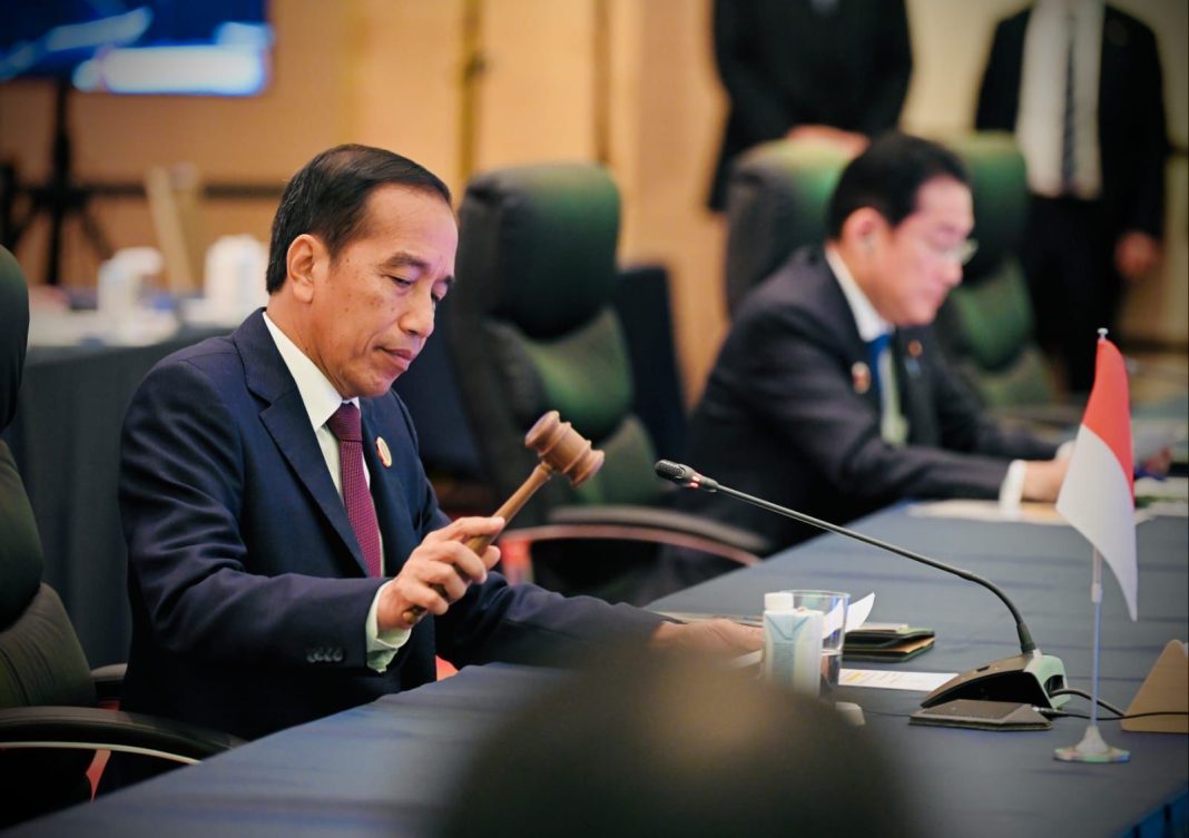 Presiden Jokowi memimpin Sesi 4 KTT Perayaan 50 Tahun Hubungan Persahabatan dan Kerja Sama ASEAN-Jepang yang mengangkat tema “Partners for Co-Creation of Economic and Society of The Future”, di Hotel The Okura, Tokyo, Jepang, Minggu (17/12/2023). (Dok/BPMI Setpres)