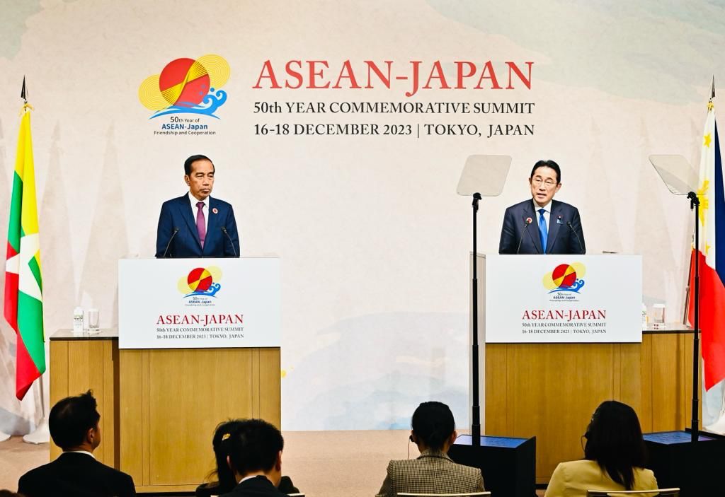 Presiden Jokowi bersama PM Kishida menyampaikan pernyataan pers, di Hotel The Okura, Tokyo, Jepang, Minggu (17/12/2023). (Dok/BPMI Setpres)