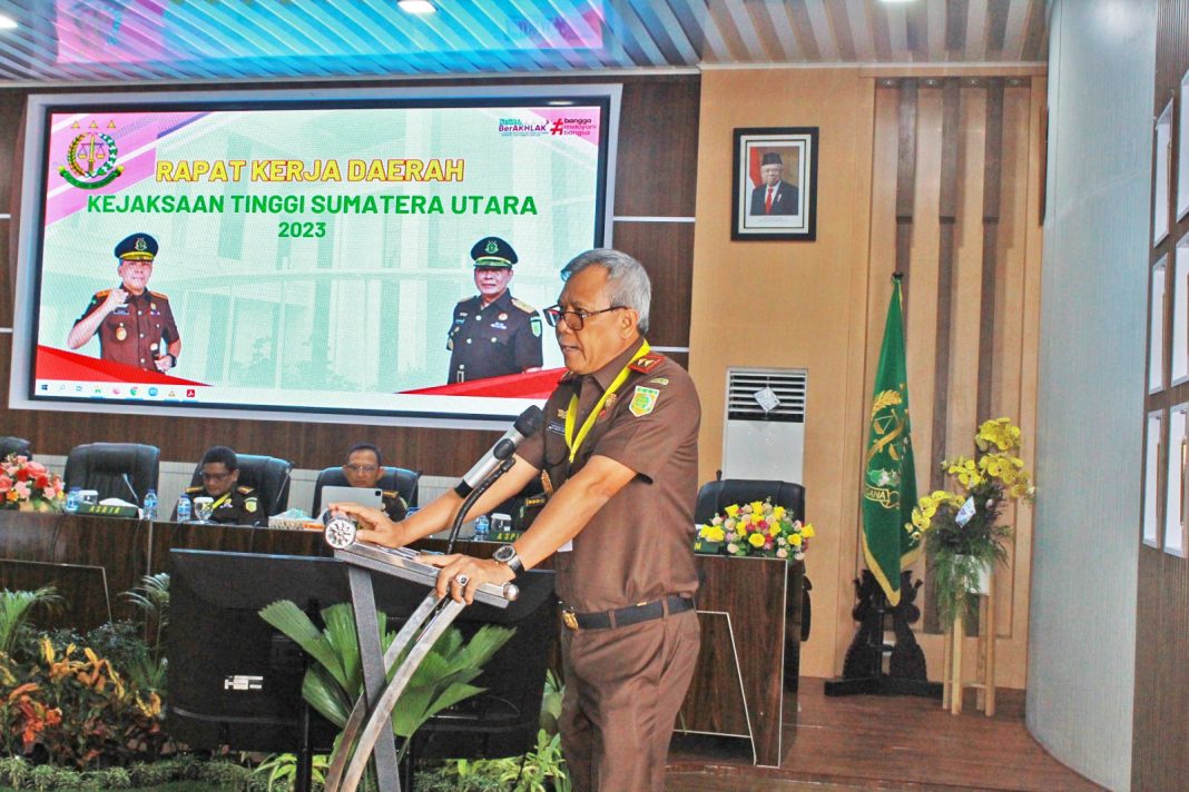 Kajati Sumut Idianto SH MH membuka secara resmi pelaksanaan Rakerda Tahun 2023 di Aula Sasana Cipta Kerta Lantai 3 Kantor Kejati Sumut, Jalan AH Nasution Medan, Senin (18/12/2023).